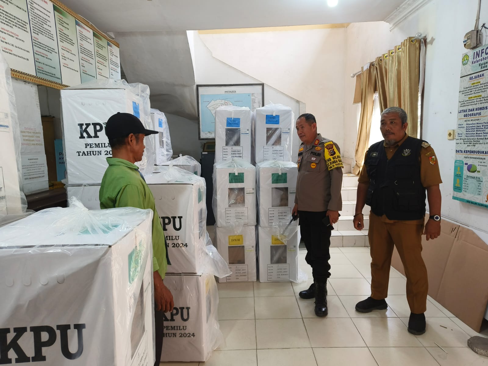 Polsek Rumbai Kawal Pendistribusian Logistik Pemilu 2024 di Sembilan Kelurahan