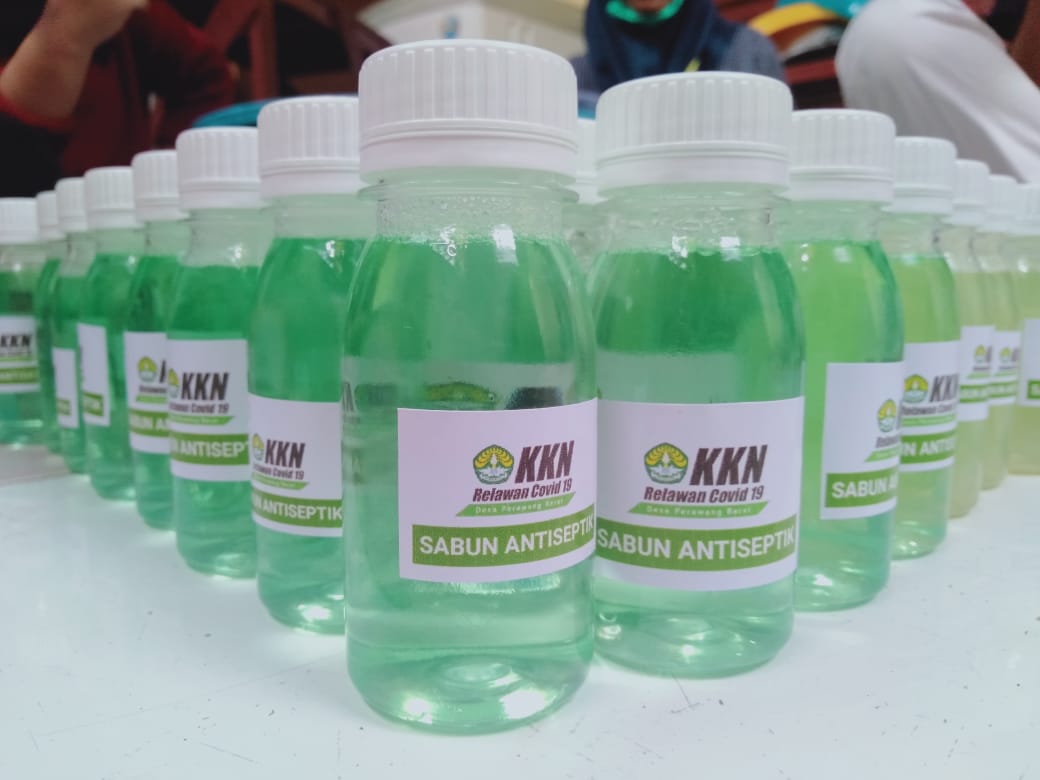 Mahasiswa Kukerta Relawan Covid-19 UNRI Buat Serta Bagikan Sabun Antiseptik di Kampung Perawang Barat