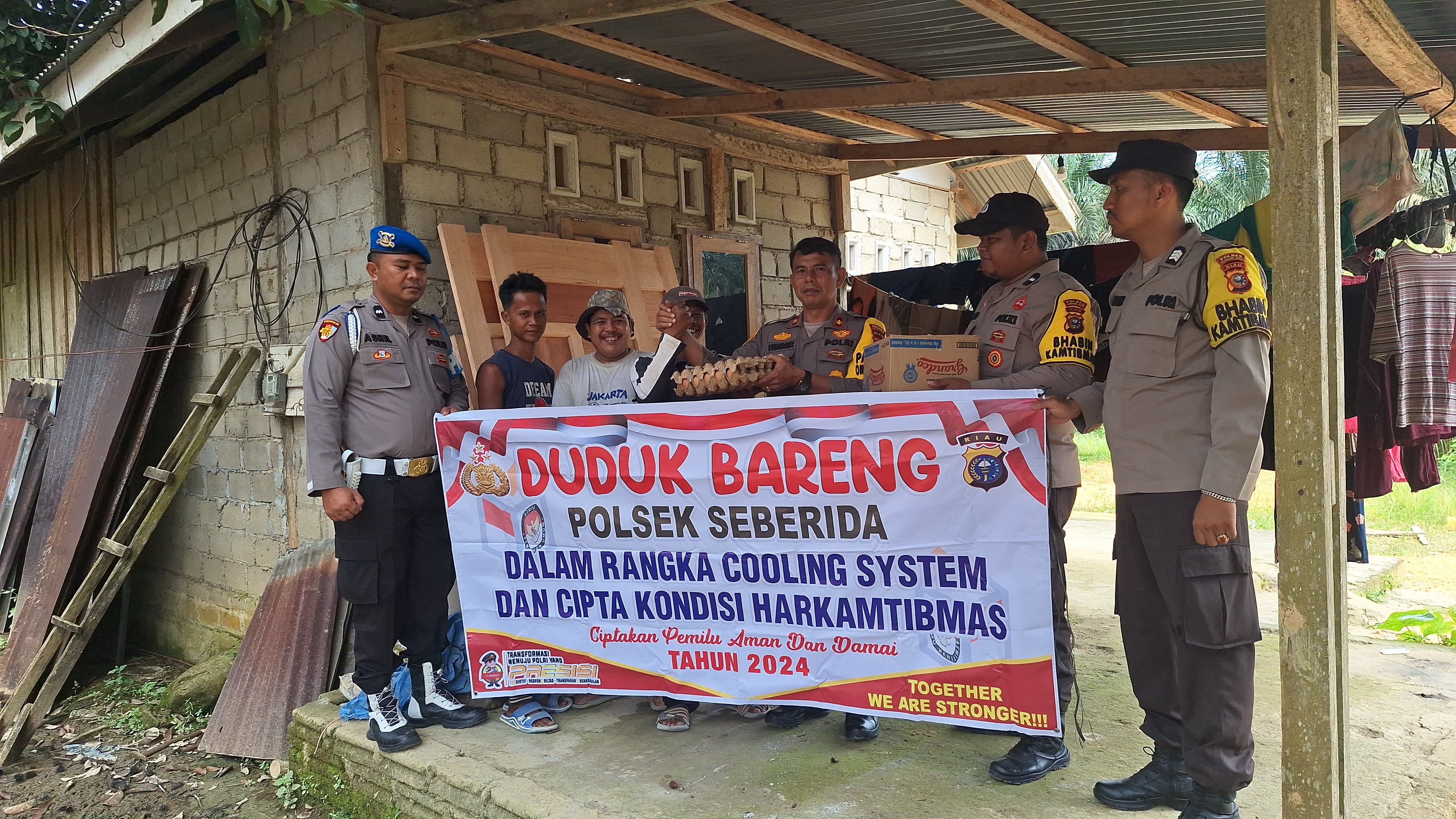 Bagikan Sembako, Polsek Seberida Pesan Pemilu Damai di Desa Bandar Padang