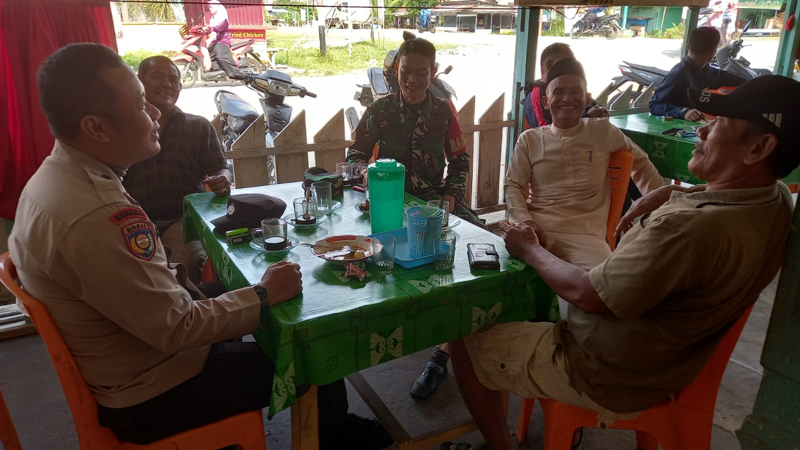 Bhabinkamtibmas Kampung Bungaraya Bersinergi dengan Babinsa Jaga Keamanan Jelang Pilkada 2024 di Kabupaten Siak