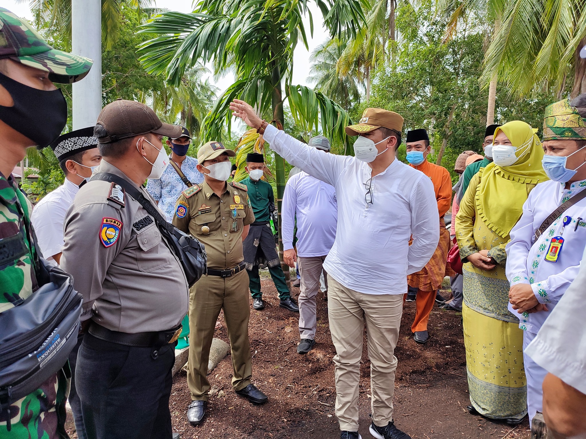 Tinjau Warga Terpapar Covid19 di Pulau Topang, Bupati Meranti Salurkan Bantuan Sembako 