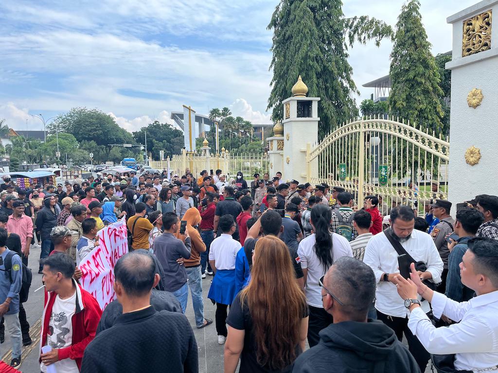 Massa Geruduk Kantor Gubri, Tuntut Janji Kampanye dan Copot Sejumlah Pejabat