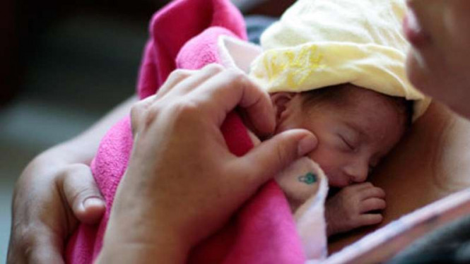 Miris ! Ditolak Rumah Sakit, Istri Tukang Becak Melahirkan di Bawah Pohon