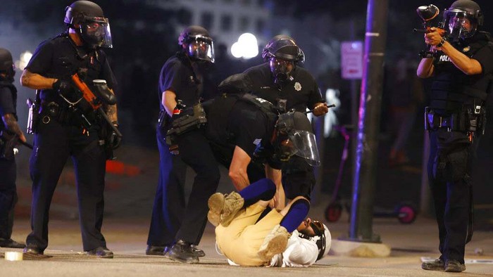 Amuk Massa Atas Kematian George Floyd, Trump Izinkan Aparat Tembak Penjarah