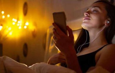 Ternyata Mendengarkan Musik dan Melakukan 5 Hal Ini Ternyata Baik Dilakukan Sebelum Tidur