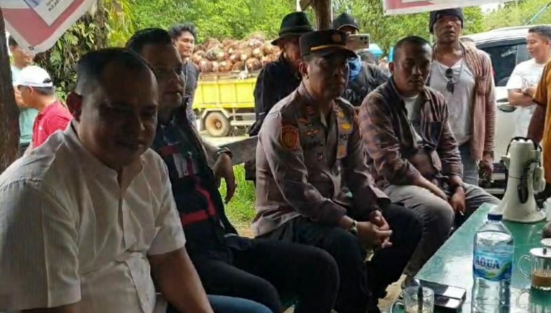 Kapolsek Tambang Pimpin Pengamanan Aksi Demo Masyarakat Kampa dengan Pendekatan Humanis