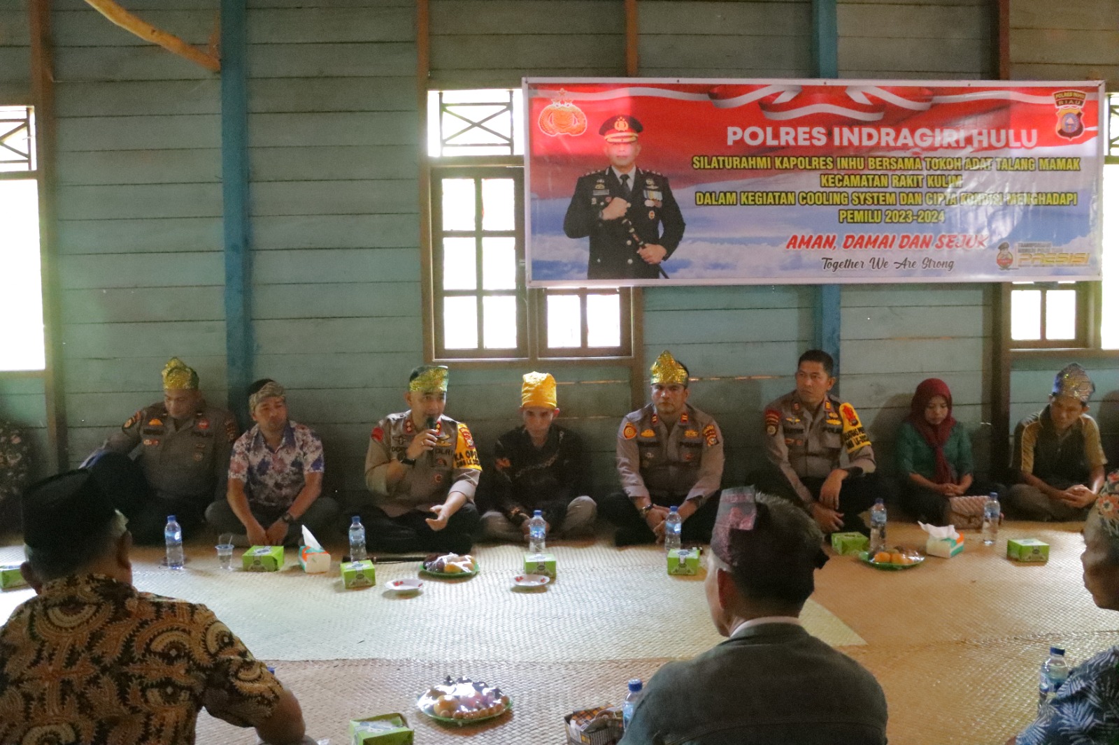 Kapolres Inhu Bujuk Suku Talang Mamak Sukseskan Pemilu 2024