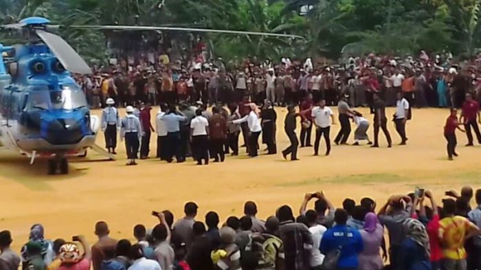 Sambil Menangis, Angel Nekat Terobos Pengamanan Paspamres Demi Berikan Puisi ke Presiden Jokowi