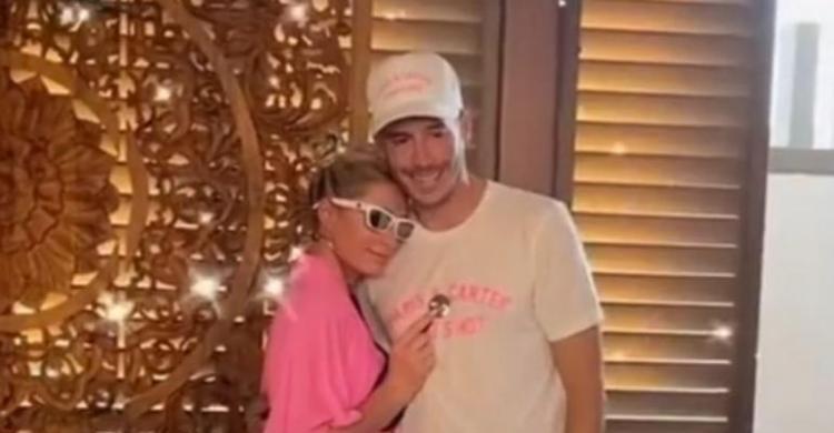 Wah.. Paris Hilton Gelar Pesta Lajang Ala Alice In Wonderland