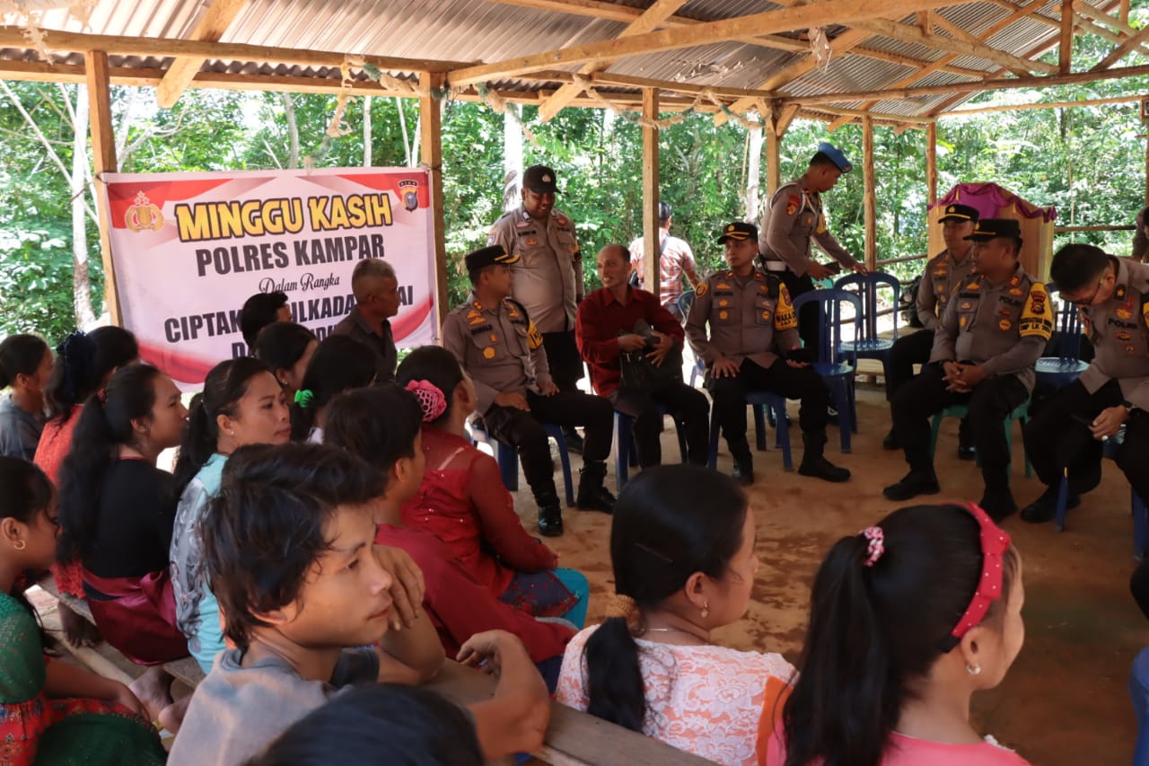 Masuk Desa Terpencil, AKBP Ronald Ajak Warga Perangi Hoax Demi Pilkada Damai