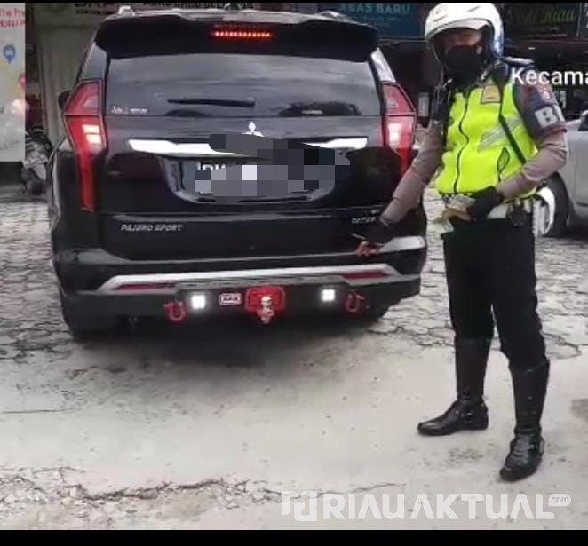 Gunakan Lampu Sorot Belakang, Satlantas Tilang Pengemudi