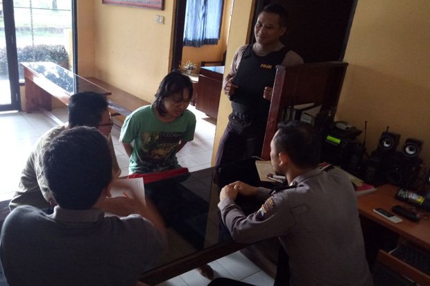 Dibangunkan untuk Makan, Pemuda Ini Malah Bacok Ibunya yang Sedang Salat