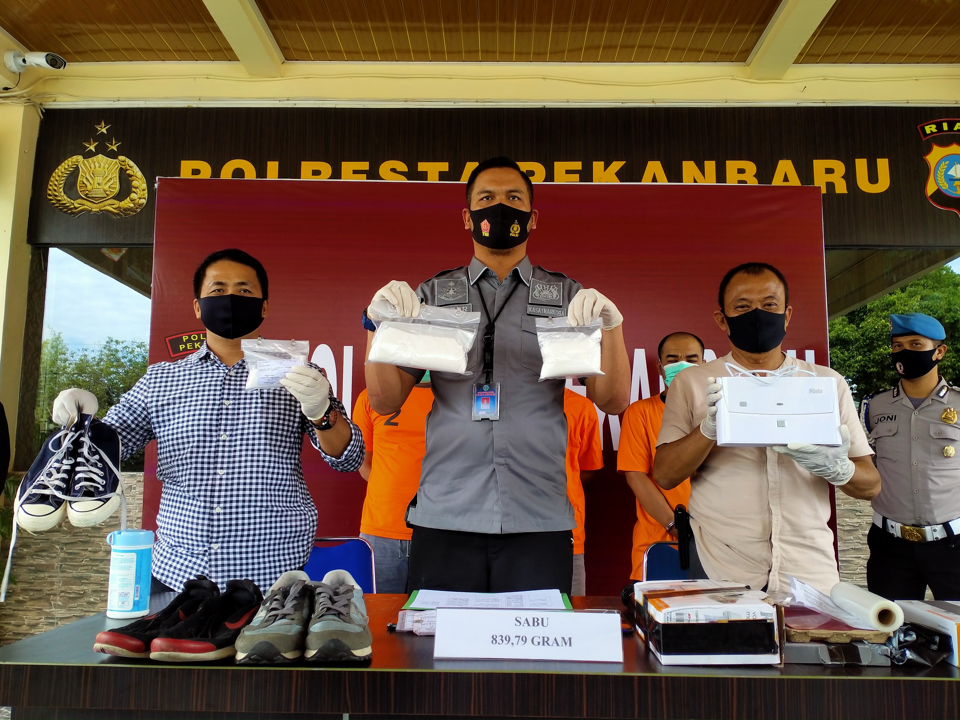 Pria Asal Sukabumi Ditangkap di Bandara SSK II Pekanbaru, Selundupkan Sabu Dalam Sepatu