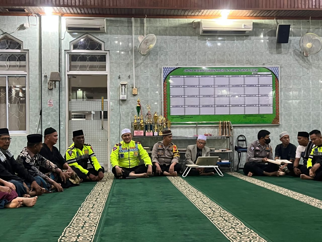 Kasat Lantas Polres Kuansing Pimpin Salat Subuh Berjamaah untuk Menjaga Kamtibmas Pemilu 2024