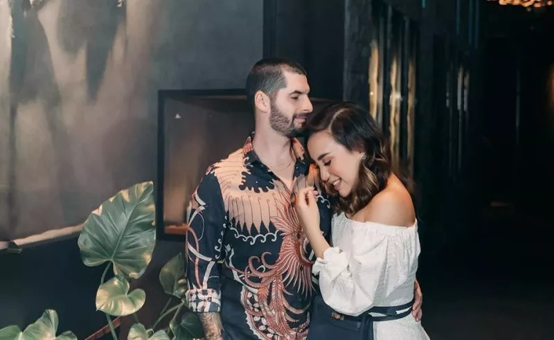 Ke Labuan Bajo, Asyiknya Salmafina Sunan Berjemur Pakai Bikini