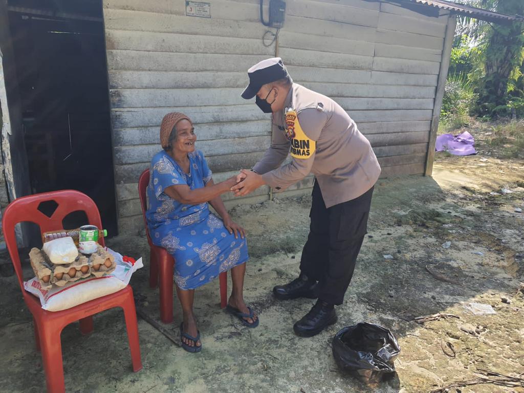 Jumat Berkah, Polsek Pinggir Bantu Warga Desa Muara Basung dengan Sembako