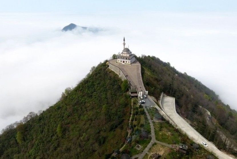 Masjid di Lautan Awan