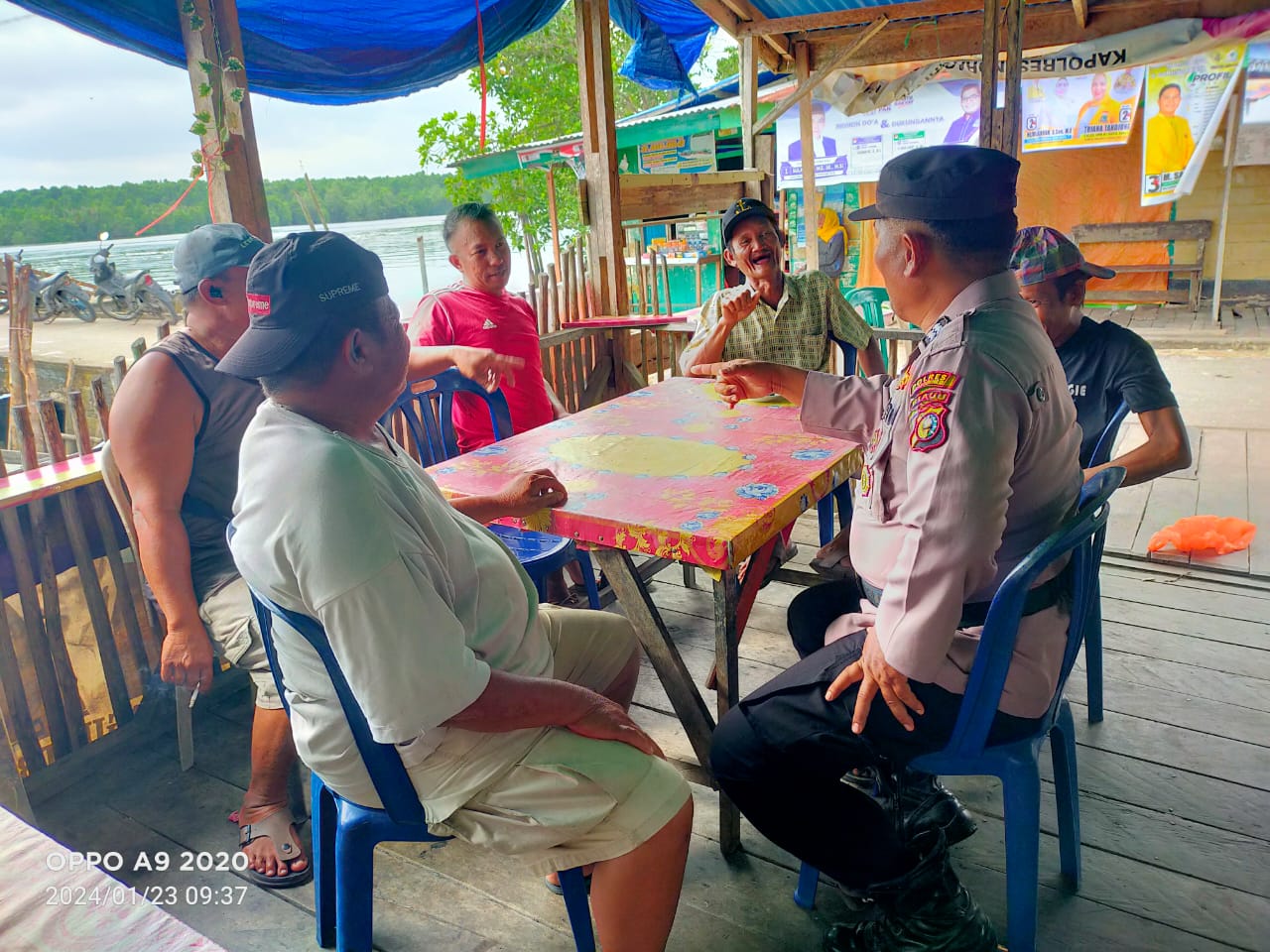Polsek Teluk Belengkong Silaturahmi dengan Warga dan Ingatkan Pentingnya Hindari Berita Hoax