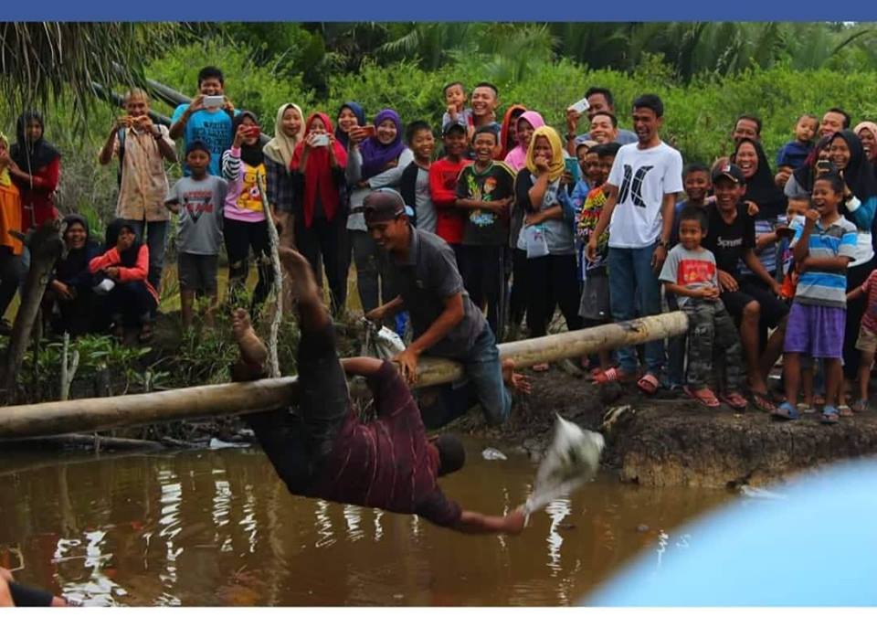 Masyarakat Pangkalan Batang Tumpah Ruah Saksikan Permainan Unik Pemuda Gang Masjid