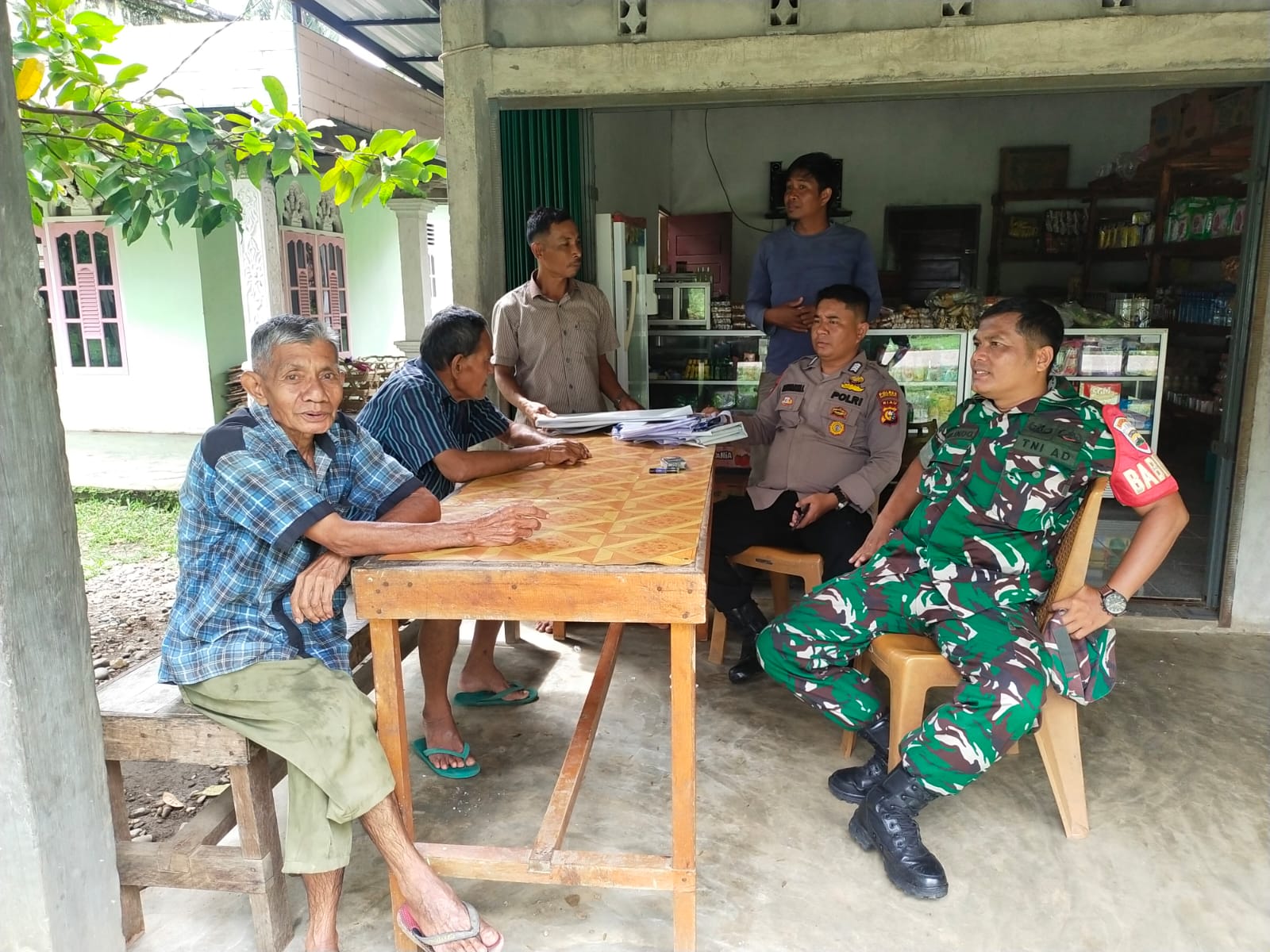 Sinergi Polsek Hulu Kuantan dan Koramil 08 Kuantan Mudik Jaga Kondusivitas Pasca Pilkada 2024