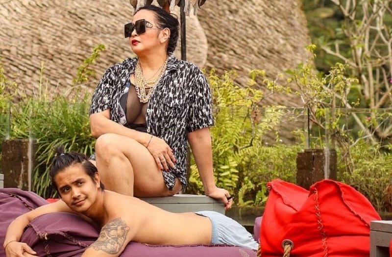 Potret Jennifer Jill Berbusana Transparan di Kolam Renang