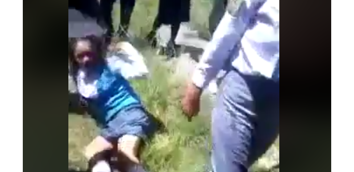 Edan! Dua Siswi Ini Saling Baku Hantam, Warga Malah Asyik Menonton, Ini Vidionya