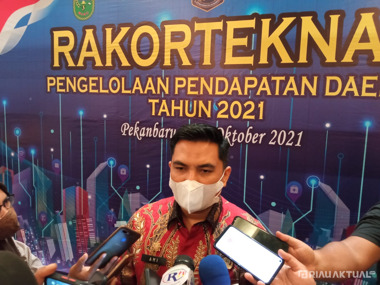 Pemko Pekanbaru Tertibkan 80 Tiang Reklame Ilegal
