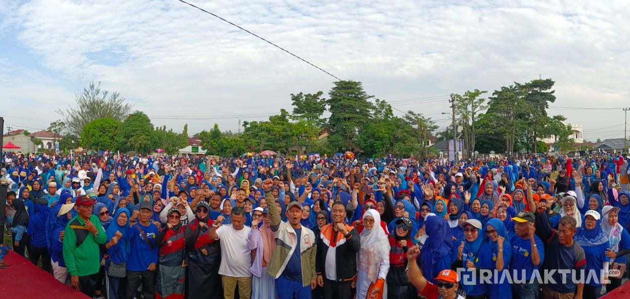 Ribuan Warga Bukit Raya Hadiri Senam Sehat Bersama Bapaslon AMAn, Diserbu Emak-Emak Pendukung Garis Keras