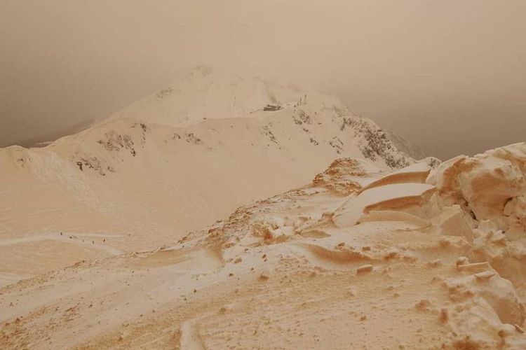 Seperti di Mars, Eropa Timur Diselimuti Salju Berwarna Oranye