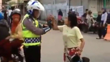 Emak-emak Gampar Polisi Jadi Viral