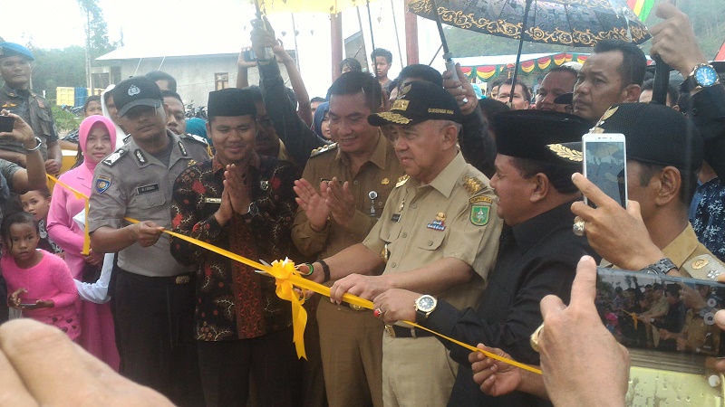 Meski Hujan Gerimis, Gubri Tetap Resmikan Jembatan Sungai Mentawai Rohul