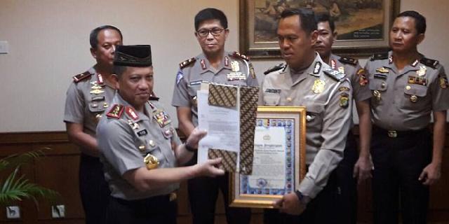 Kapolri beri tiket sekolah perwira & pin emas ke Aiptu Sunaryanto