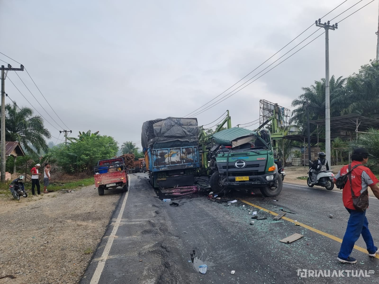 Ambil Jalur Lawan, 2 Truk Laga Kambing di Lintas Sorek