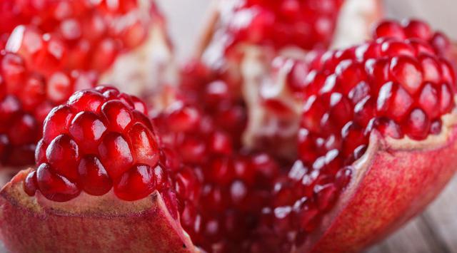 Buah Delima Efektif Hilangkan Jerawat