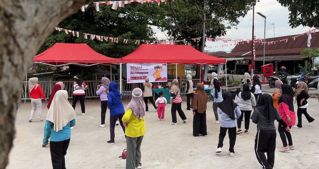 KKN Internasional Universitas Abdurrab Gelar Senam Sehat dan Cek Kesehatan di Kampung Bandar