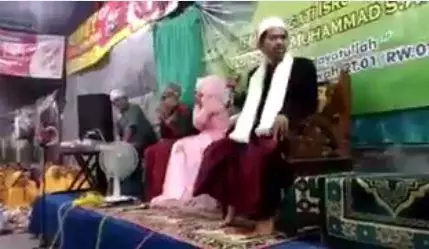 Kaget Ada Kereta Lewat saat Ceramah, Ekspresi Ustaz Ini Bikin Ngakak