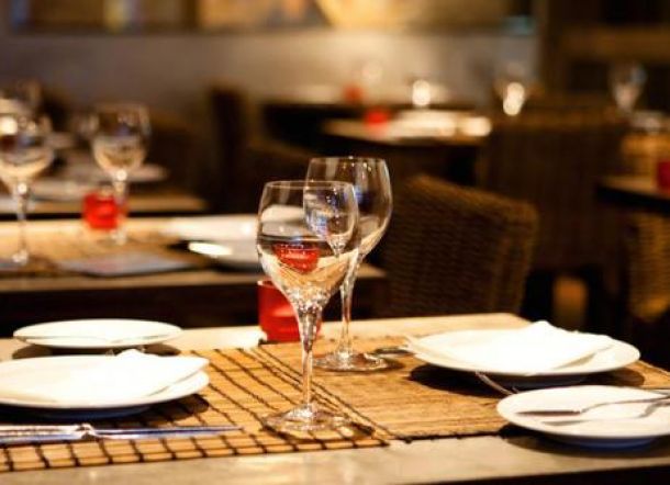 Duh! Pramusaji di Restoran Cuma Pakai Celemek Tanpa Bra, Warga Ikut 'Panas'