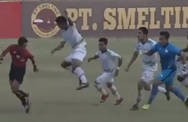 Parah! Tak Terima Dihukum Penalti, Pemain Persiwa Aniaya Wasit