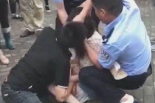 Diputus, Wanita Ini Gigit Lidah Pacar dan Ogah Melepaskannya