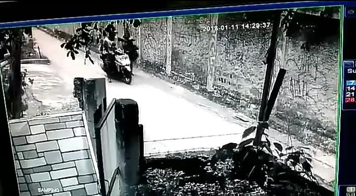 Waspada ! Terekam CCTV, Pelaku Remas Payudara Kembali Berkeliaran