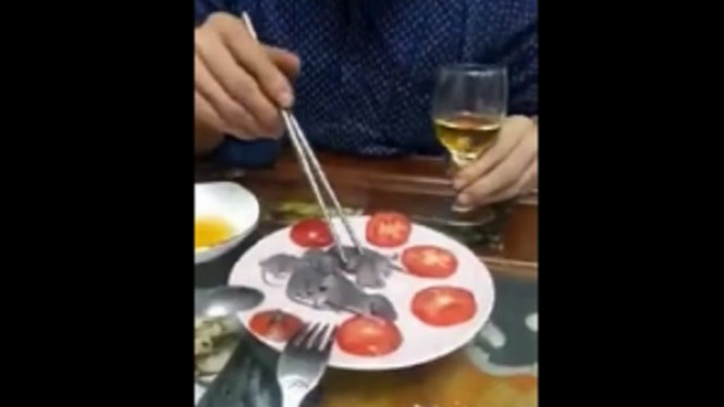 Menjijikkan, Pria Ini Makan Bayi Tikus Masih Hidup