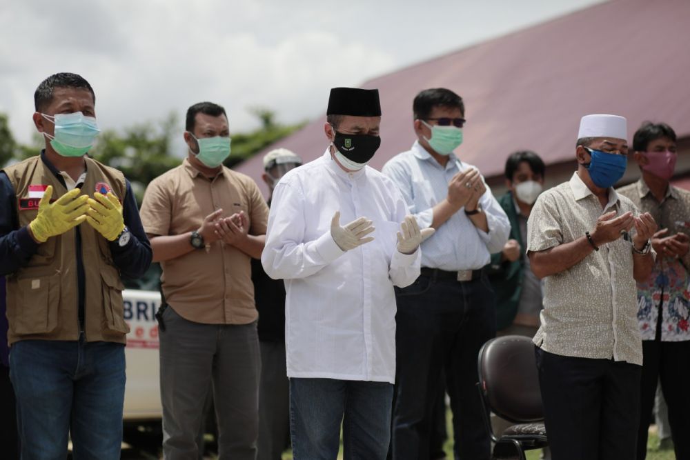 Lepas Jenazah Dokter Oki, Gubernur Riau Tersedu-sedu