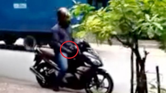 Sinting ! Pria Aneh lakukan hal ini di Atas Motor di Depan Dua Mahasiswi UIR