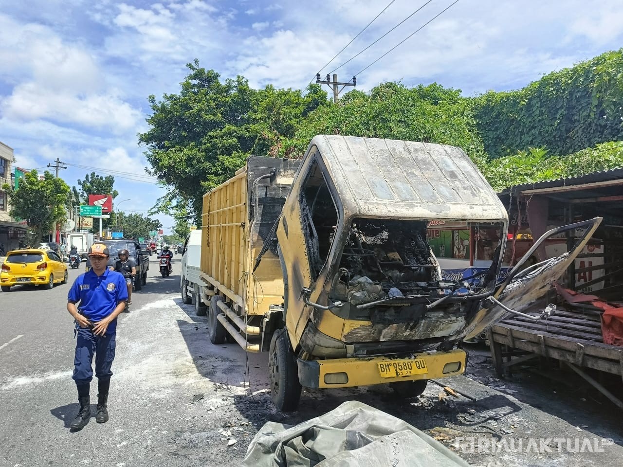 Truk Bermuatan Pupuk Terbakar di Pekanbaru