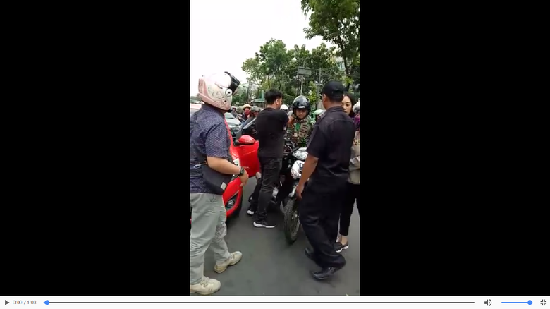 Istri Dilempari Sampah di Jalan, Anggota TNI Baku Hantam dengan Pengendara Mobil