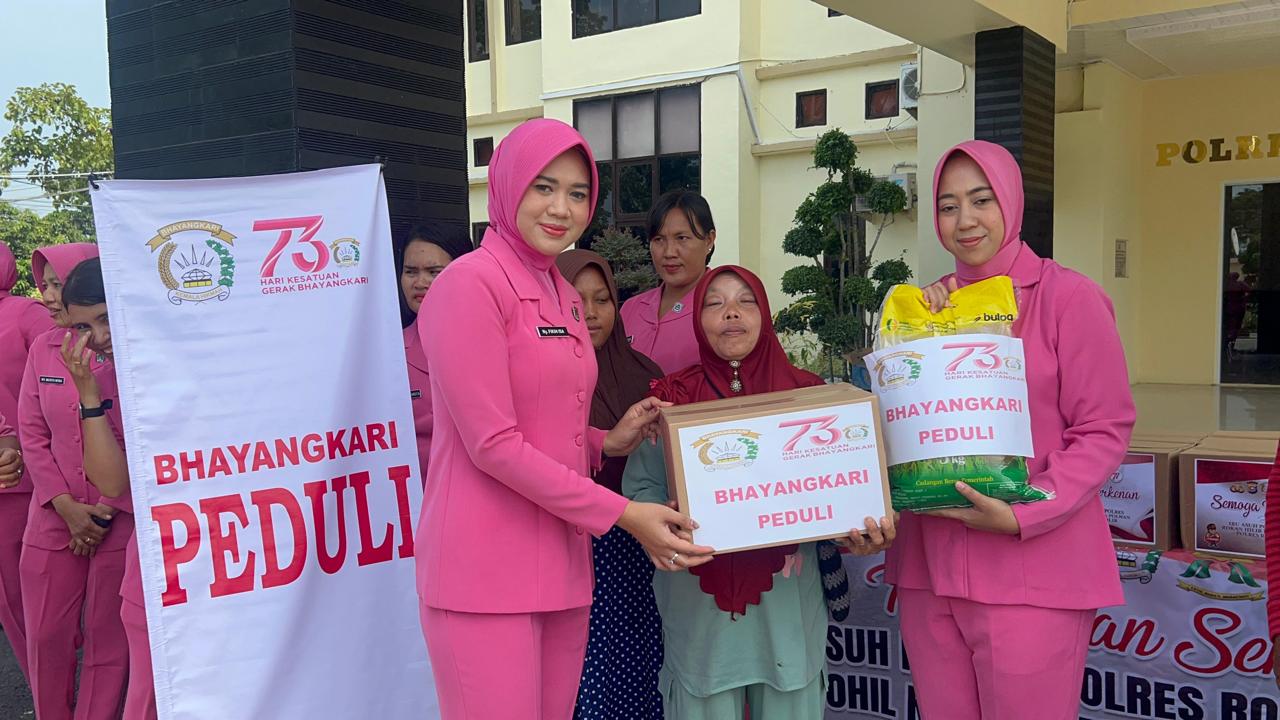 Ibu Asuh Polwan Polres Rokan Hilir Bagikan Bansos untuk Kaum Dhuafa