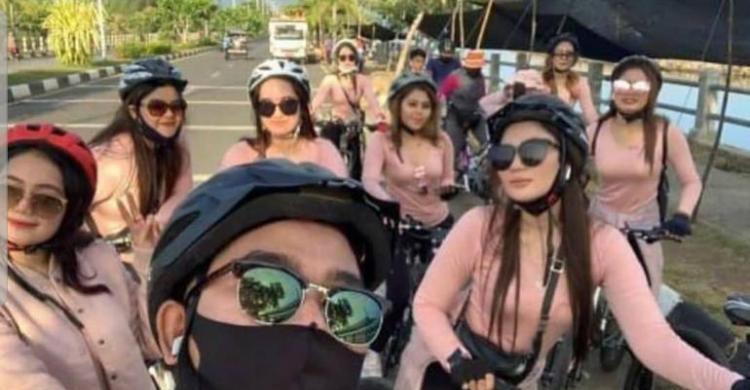 Duh! Komunitas Pesepeda Wanita di Aceh Banjir Kecaman