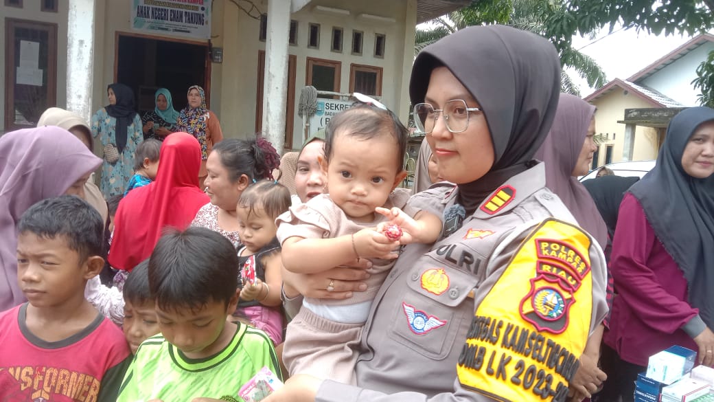 Polwan Peduli Jelang Pemilu, AKP Viola Berbaur dengan Anak-Anak dalam Trauma Healing