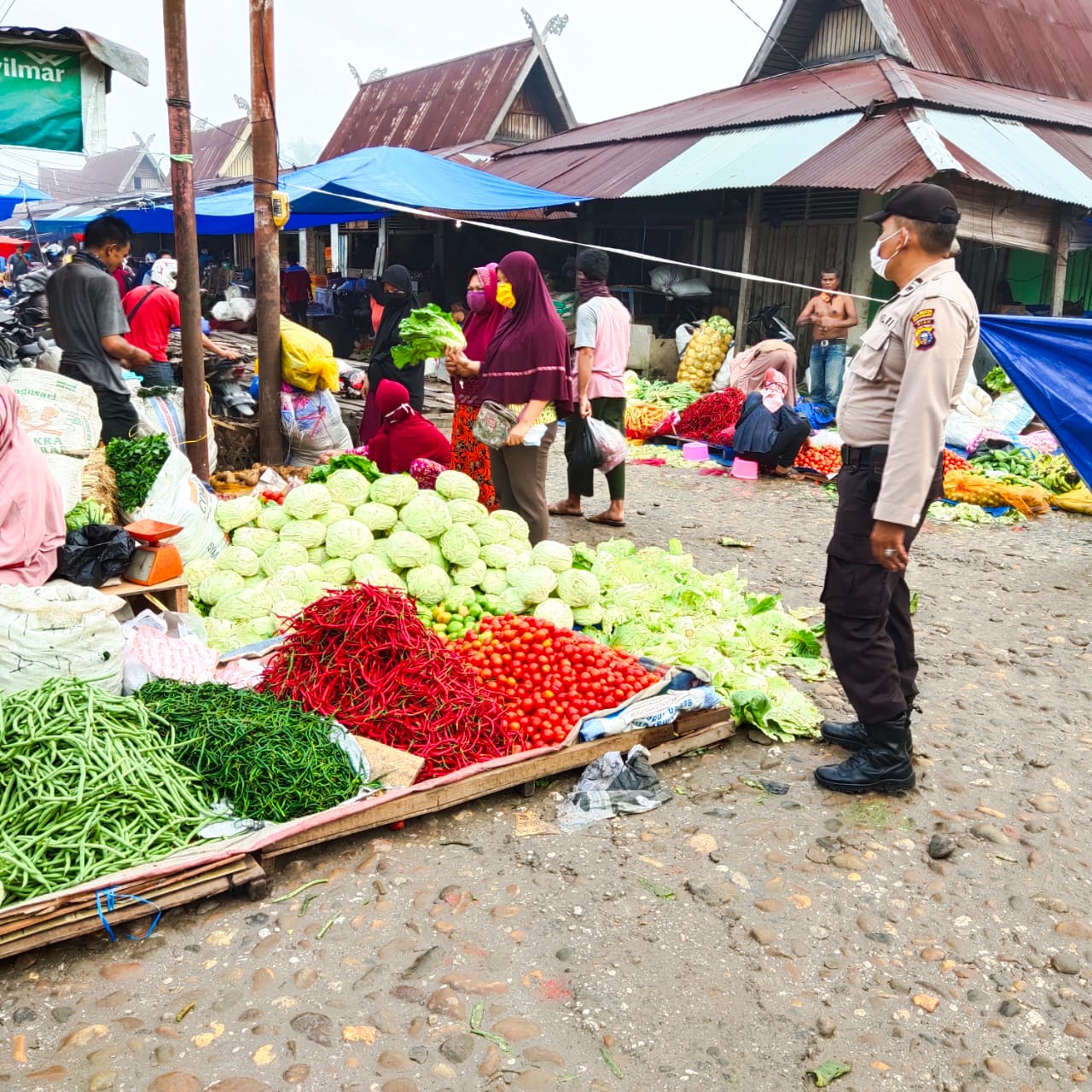 New Normal, Pasar di Tampan Dijaga Polisi