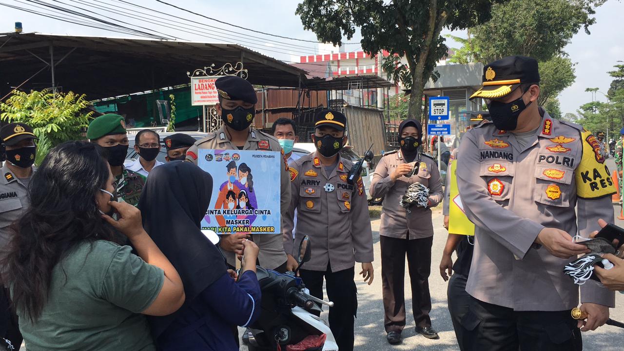 Polisi Bagikan 580 Masker Saat Cek Posko PPKM Marpoyan Damai